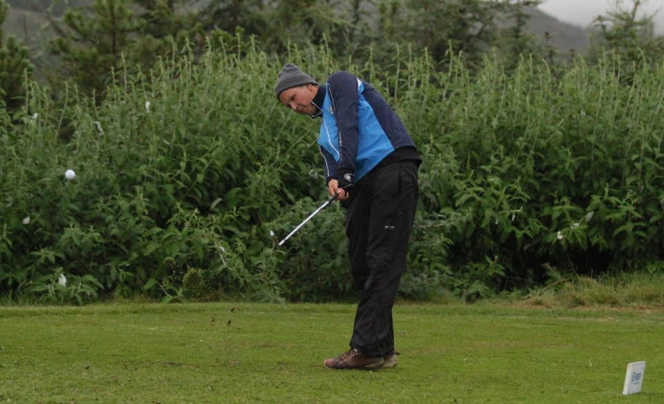Aron Snær Júlíusson slær hér á 18. teig í dag á Jaðarsvelli. Mynd/seth@golf.is
