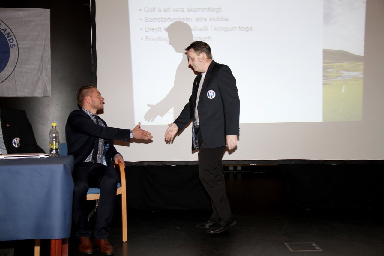 Jón Július Karlsson óskar Gylfa Kristinssyni til hamingju með gullmerki GSÍ.