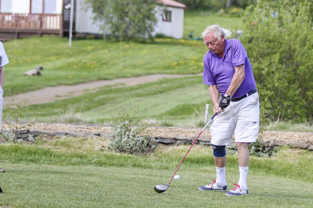Jónas Ragnarsson var með augun á boltanum í upphafshögginu og haggaðist ekki. Mynd/seth@golf.is