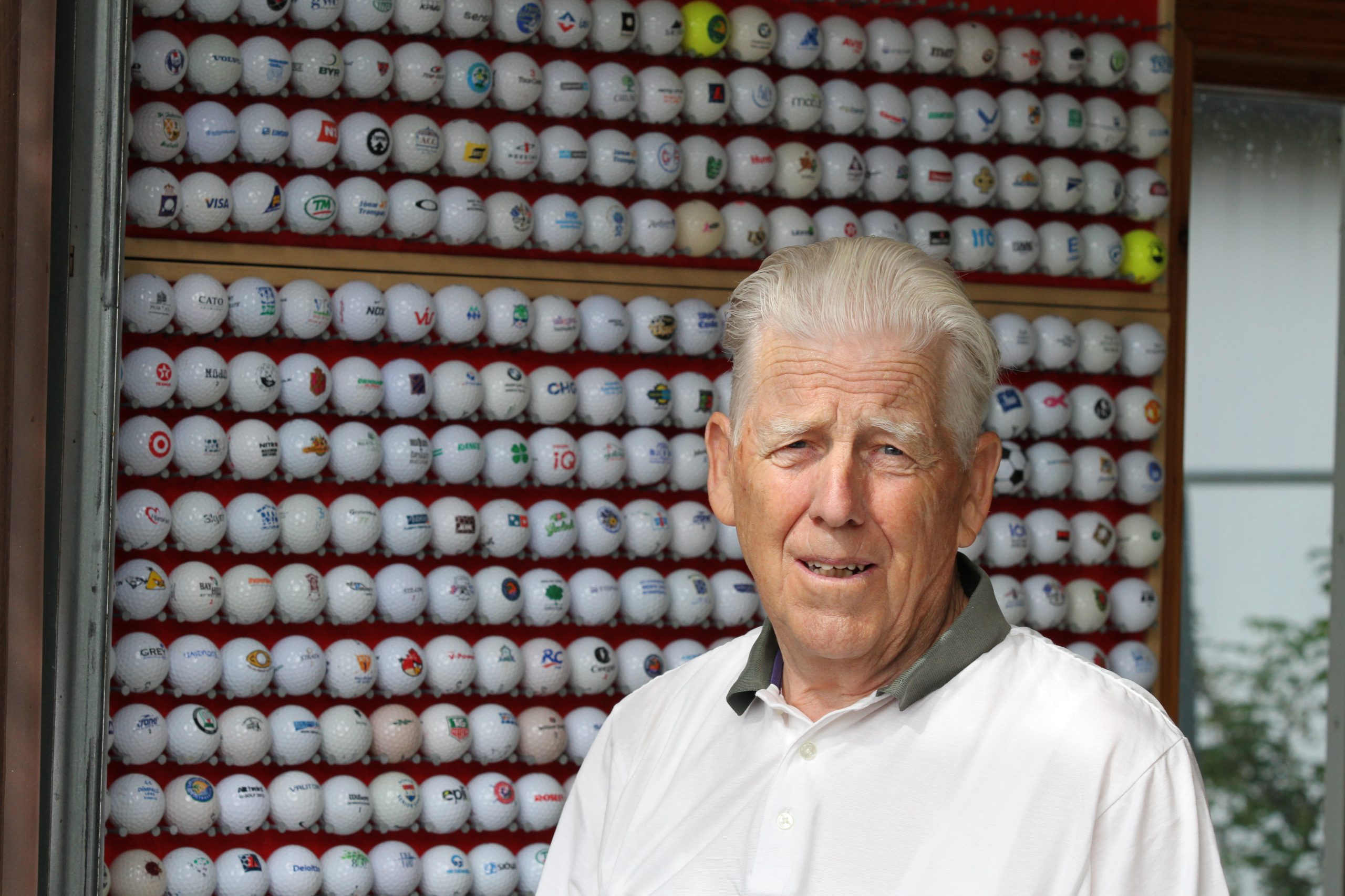 Karl Gunnlaugsson safnar golfboltum og er með um 1500 merkta golfbolta í röð og reglu í bílskúrnum.
