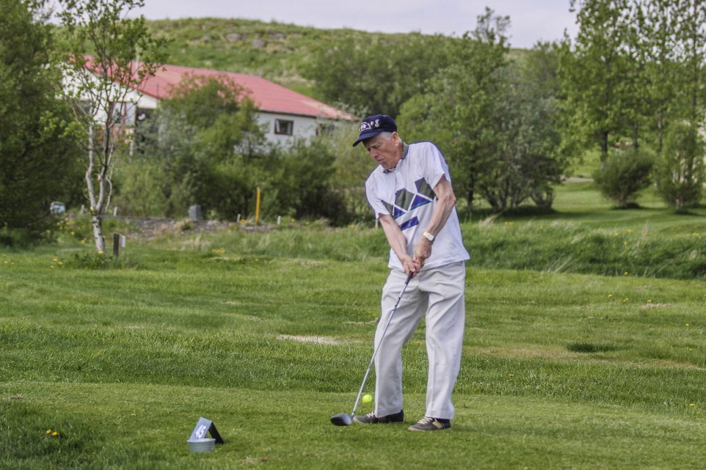 Meistarasveifla- Karl Gunnlaugsson dúndraði þessum gula bolta langa vegalengd. Mynd/seth@golf.is