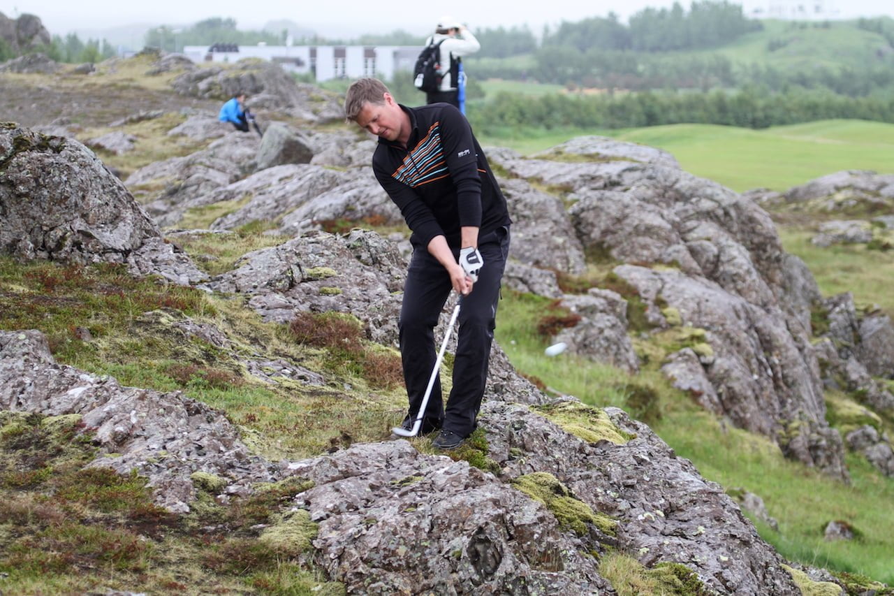 Meistari í vanda. Það eru allir kylfingar sem lenda í vandræðum utan brautar, einnig margfaldir Íslandsmeistarar á borð við Björgvin Sigurbergsson.
