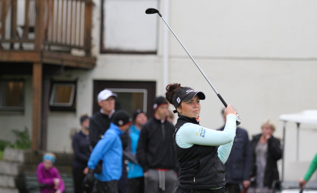 Valdís Þóra Jónsdóttir slær hér á 10. teig á Jaðarsvelli í dag. Mynd/seth@golf.is