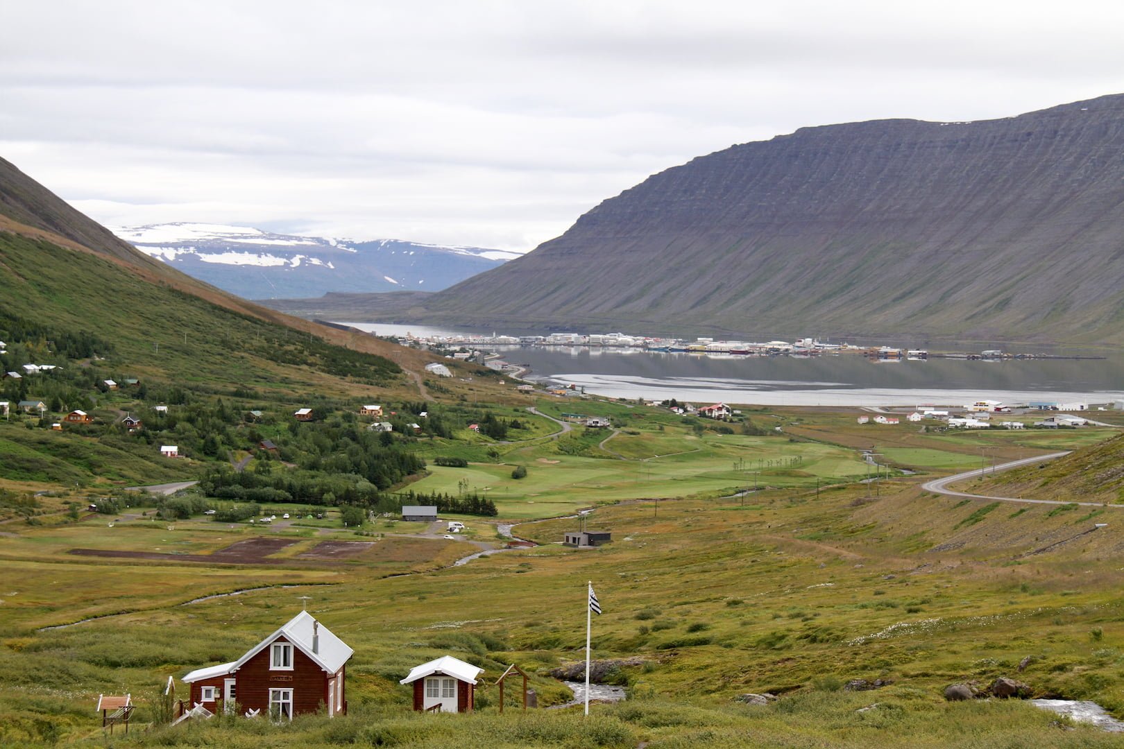 Vallarstæðið á Tungudalsvelli er stórkostlegt og þaðan sést vel yfir Ísafjarðarbæ og Skutulsfjörð.
