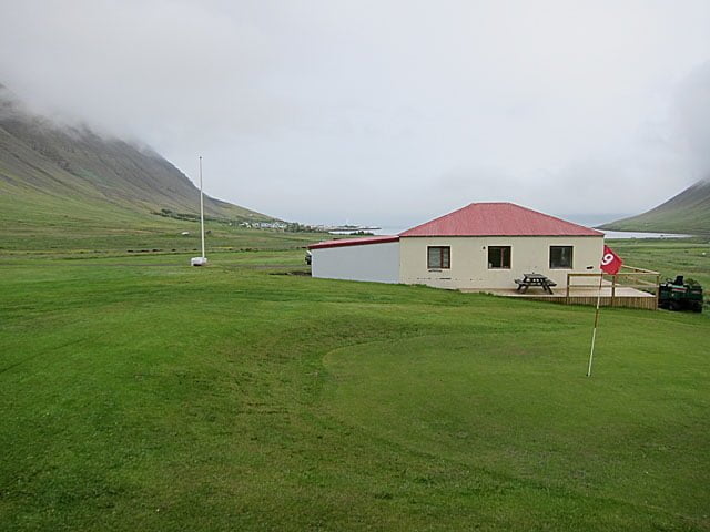 Níunda flötin og klúbbhúsið en félagar hafa áhuga á að stækka það meira en hafa þó nýverið byggt við það. Mynd/Þorgrímur Þráinsson