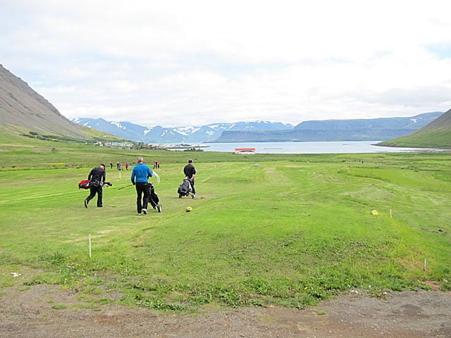 Fyrsti teigur, Bíldudalur í baksýn 4. braut að neðan. Mynd/Þorgrímur Þráinsson