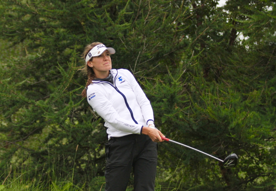 Ólafía Þórunn Kristinsdóttir slær hér á teig á 15. braut Jaðarsvallar í dag. Mynd/seth@golf.is