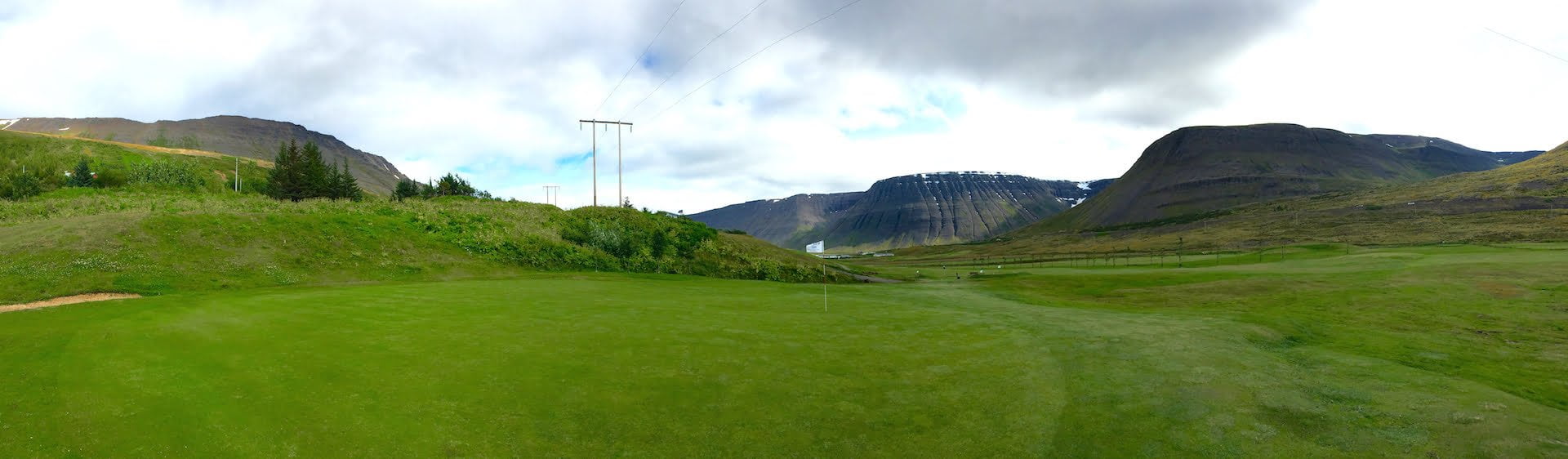 Útsýnið er gott til allra átta við sjöundu flötina á Tungudalsvelli.